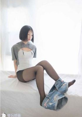 被两个男人按住吃奶好爽_蓝光高清免费观看